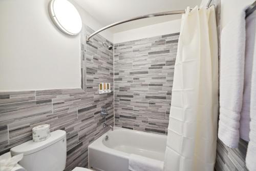 ein Badezimmer mit einer Badewanne, einem WC und einem Waschbecken in der Unterkunft Union Square Plaza Hotel in San Francisco
