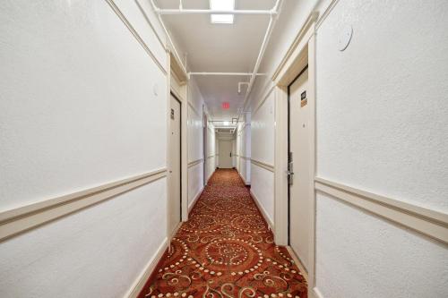 a long corridor with a corridore with a corridorngthngthngthngthngthngth at Union Square Plaza Hotel in San Francisco