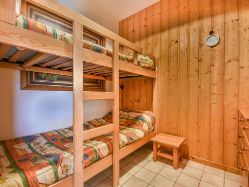 sypialnia z 2 łóżkami piętrowymi w kabinie w obiekcie Studio calme avec cabine, terrasse et parking – Centre des Gets à 2 pas, 4 pers. - FR-1-685-56 w mieście Les Gets