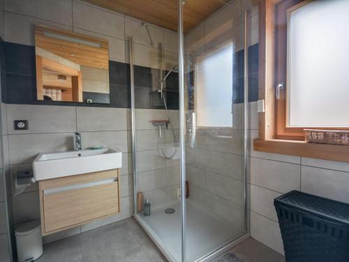 La salle de bains est pourvue d'une douche et d'un lavabo. dans l'établissement Appartement Morzine, 4 pièces, 6 personnes - FR-1-684-59, à Morzine