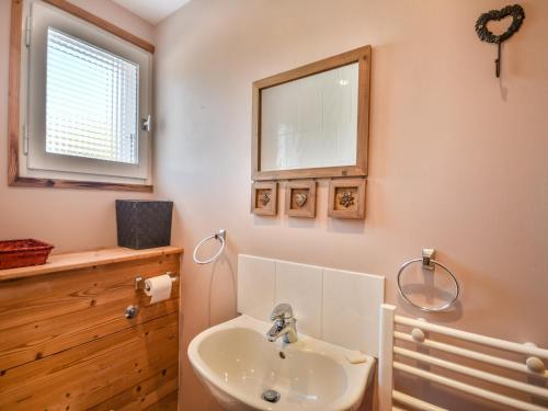 ein Bad mit einem Waschbecken und einem Spiegel in der Unterkunft Appartement Les Gets, 3 pièces, 6 personnes - FR-1-685-60 in Les Gets