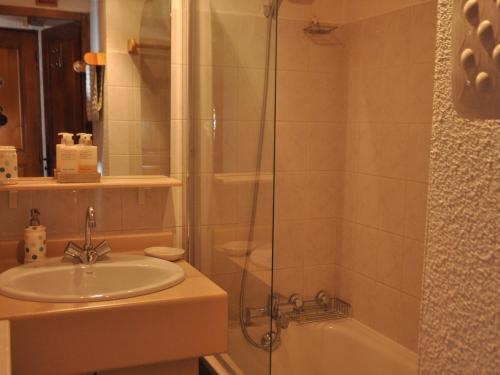 uma casa de banho com um chuveiro, um lavatório e uma banheira em Appartement Châtel, 2 pièces, 6 personnes - FR-1-693-4 em Châtel