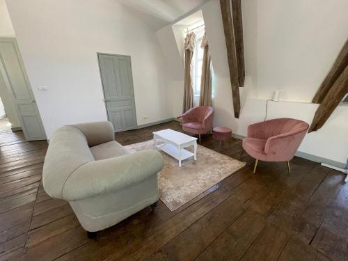 ein Wohnzimmer mit einem Sofa und 2 Stühlen in der Unterkunft Beautiful 6 bedroom house with pool & large garden in Le Pêchereau