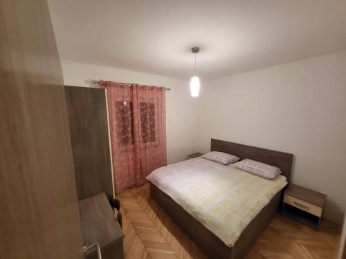 Habitación pequeña con cama y ventana en Padova 2 en Rab