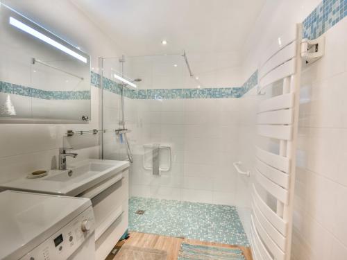 une salle de bain blanche avec un lavabo et une douche dans l'établissement Appartement 1 Chambre pour 4 à 6 Pers, Proche Centre et Pistes, Parking Inclus - FR-1-685-63, aux Gets