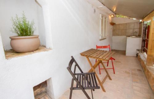 um pátio com uma mesa e cadeiras e uma planta em Sole e Limone em Kraj