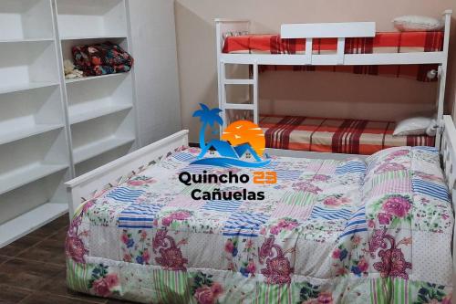 Katil dua tingkat atau katil-katil dua tingkat dalam bilik di Quincho 23 Cañuelas