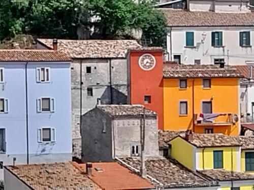 un grupo de edificios coloridos con una torre de reloj en CASA FASANO, 