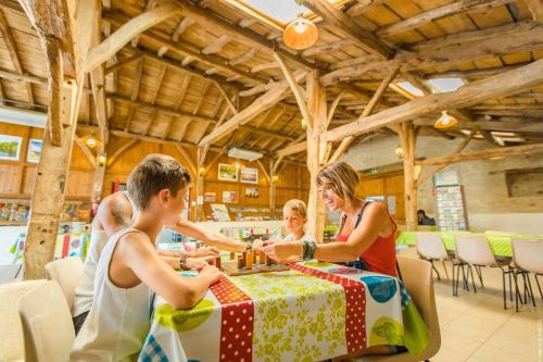 Un groupe de gens jouant à une table dans l'établissement Camping La Bergerie, à La Chapelle-Achard