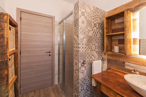 W łazience znajduje się prysznic ze szklanymi drzwiami. w obiekcie Casa MONTE CROCE w mieście Corbiolo
