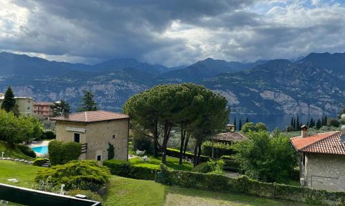 een huis met uitzicht op een meer en de bergen bij Apartment Claudia Malcesine in Malcesine