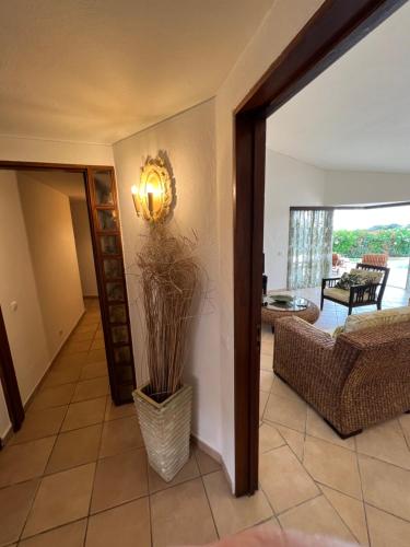 een woonkamer met een bank en een lamp bij Vila Rosa - Private Swimming Pool With Sea View in Albufeira