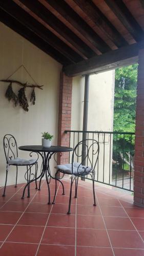 een patio met een tafel en stoelen op een balkon bij Agriturismo Le grondaie in Siena