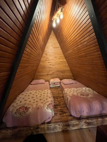 ウズンギョルにあるAy Home Apart&bungalovの木製天井のドミトリールームのベッド2台分です。