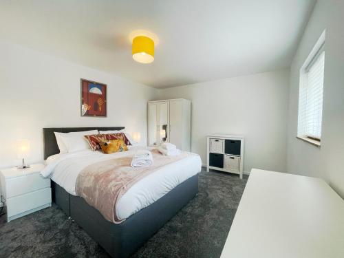 ein Schlafzimmer mit einem großen Bett in einem Zimmer in der Unterkunft Tree View Apartment in Chesterton