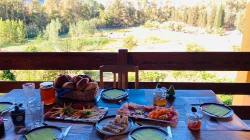 una mesa de picnic con comida y vistas al campo en Coru & Bentu, en Fluminimaggiore