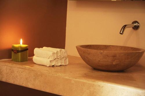 um balcão com um lavatório e uma vela e toalhas em Luxury in San Miguel at its best. em San Miguel de Allende