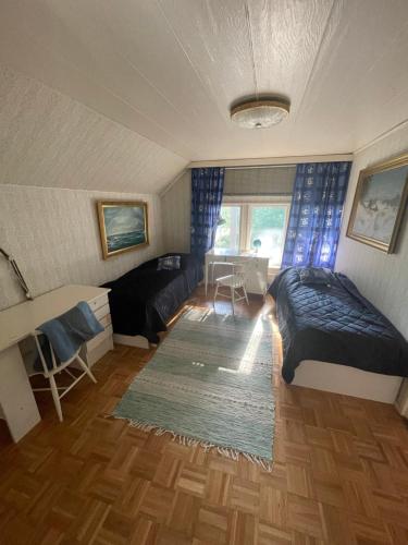 1 dormitorio con cama, escritorio y mesa en Family house 150m2 in Kauhava down town en Kauhava