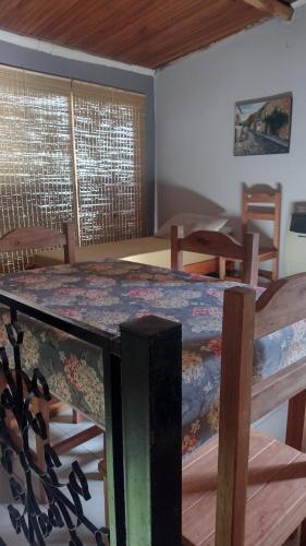 una mesa en una habitación con comedor en Monoambiente céntrico en Concordia