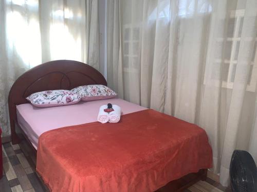 um quarto com uma cama com uma câmara em Apto Amar - No Espaço Florescer em Campos dos Goytacazes