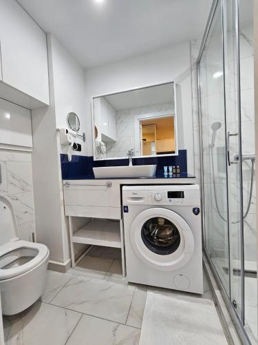Ένα μπάνιο στο lux apartments orbi city