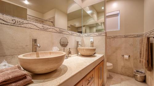 baño con lavabo grande y espejo en One Medano 8B, en Cabo San Lucas