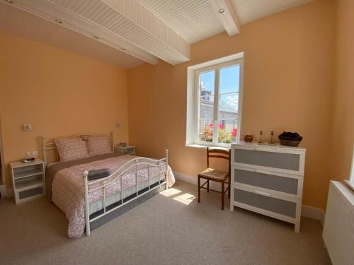 1 dormitorio con cama y ventana en Relax au Coeur du Morvan, en Ouroux