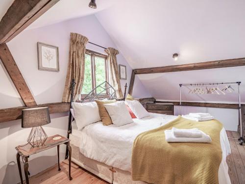 sypialnia z dużym łóżkiem i oknem w obiekcie John Fanner Barn - Uk37102 w mieście Mellis