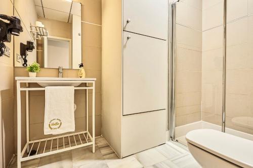 a bathroom with a sink and a shower at Hello Alicante Apartamentos in Alicante