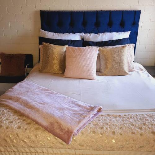 Un pat sau paturi într-o cameră la Mercy's Getaway Place