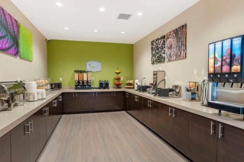 Η κουζίνα ή μικρή κουζίνα στο Sleep Inn North - Central York