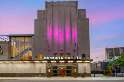 Cambria Hotel Detroit Downtown في ديترويت: مبنى عليه اناره ورديه