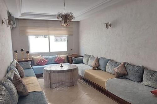 uma sala de estar com um sofá e uma mesa em Very beautiful appart to make your trip special em Casablanca