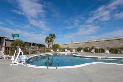 Piscina di Suburban Studios Rock Hill Northeast I-77 o nelle vicinanze