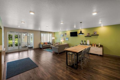 西棕櫚灘的住宿－WoodSpring Suites West Palm Beach，一个带桌子和沙发的大客厅