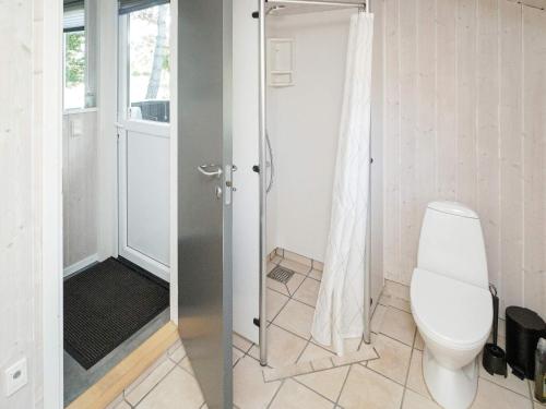 un baño con ducha y WC en 7 person holiday home in Græsted-By Traum, en Græsted