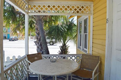 Sunshine Cozy Cottage في كليرووتر بيتش: طاولة وكراسي على شرفة المنزل