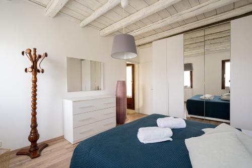 Un dormitorio con una cama azul con toallas. en 153 Tulips Home, en Favaro Veneto