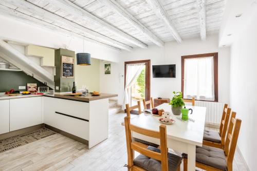 cocina y comedor con mesa y sillas en 153 Tulips Home, en Favaro Veneto