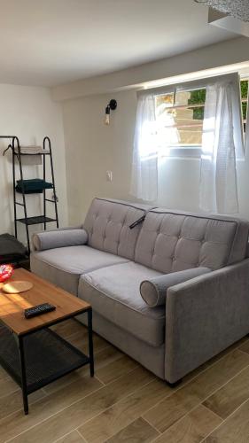 - un salon avec un canapé et une table dans l'établissement Studio proche de Paris et des transports, à Villemomble