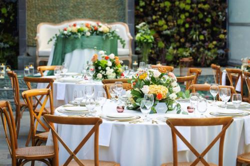 Ein Restaurant oder anderes Speiselokal in der Unterkunft Shade Hotel Manhattan Beach 