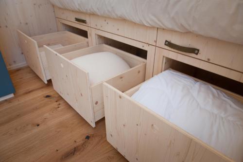 - un lit superposé avec deux tiroirs et un matelas dans l'établissement Sleep Space 4 - Green Tiny Spot Cuxhaven Altenbruch, à Cuxhaven