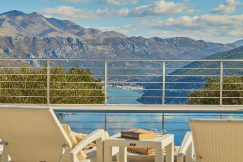 uma varanda com cadeiras e vista para as montanhas em Villa Callista em Dubrovnik