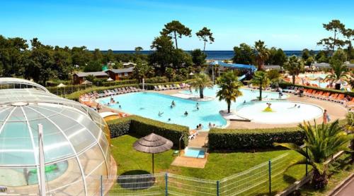 - une vue sur la piscine d'un complexe dans l'établissement Mobil home climatisé, à Lège-Cap-Ferret