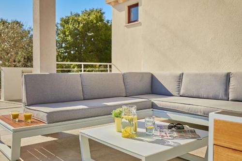 um sofá azul sentado num pátio com uma mesa em Villa Callista em Dubrovnik