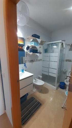 a bathroom with a toilet and a sink and a shower at Los Abrigos 2 apartments Guest House Ocean relax, wifi, playas in Los Abrigos