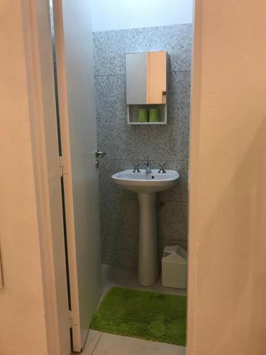 a bathroom with a sink and a mirror at Costanera in San Nicolás de los Arroyos