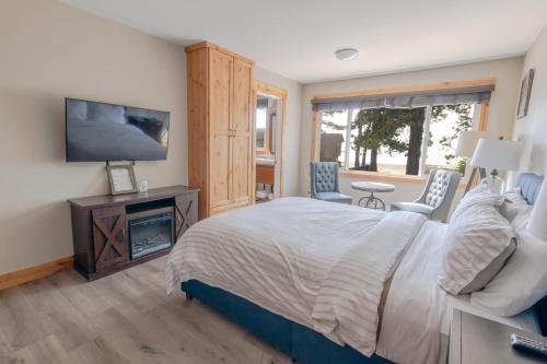 1 dormitorio con 1 cama, TV y chimenea en Lakeside hotel room #1 in Kings Beach en Kings Beach