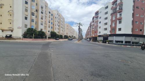 een lege straat in een stad met hoge gebouwen bij salamappart in Agadir