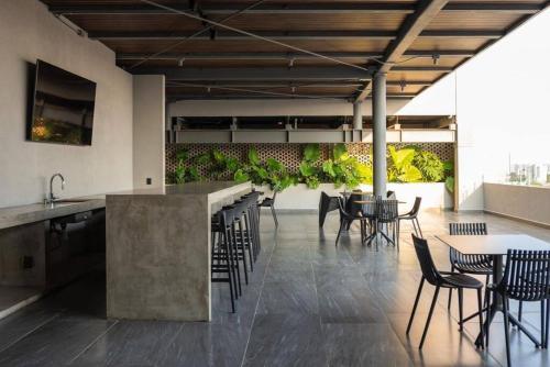 Habitación con mesa, sillas y cocina. en Lovely Sky loft with amazing view over Guadalajara, en Guadalajara